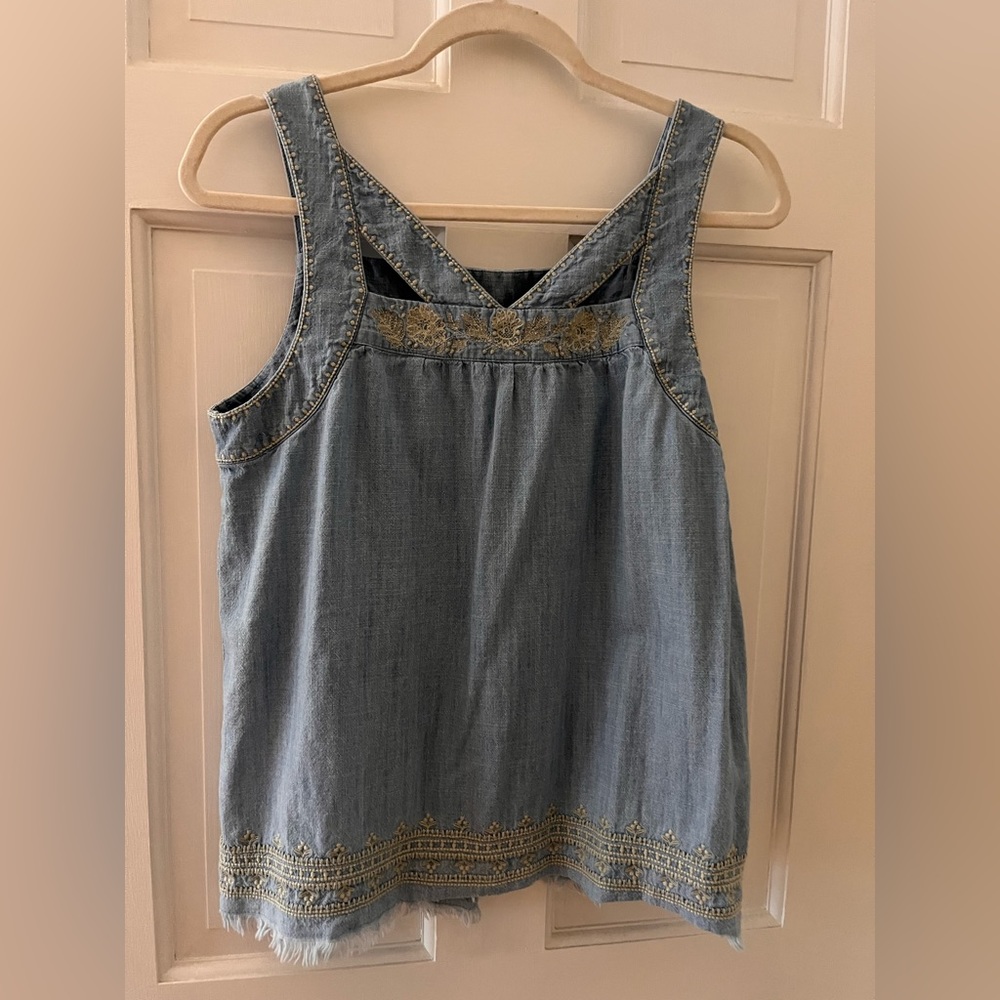 Chambray sleeveless top. Stylish and different.